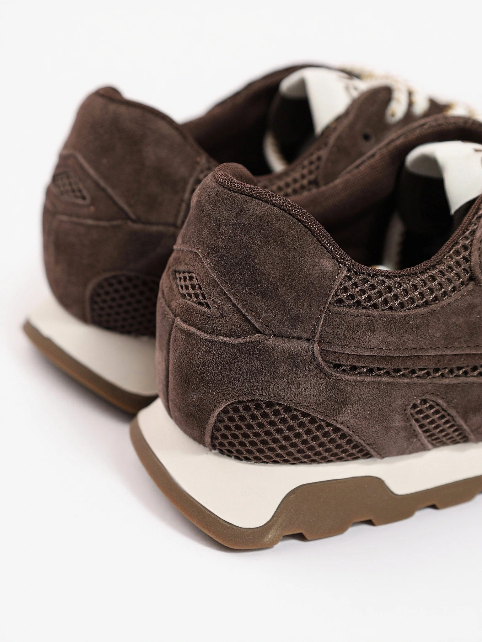 Кроссовки комбинированные темно-коричневого цвета на низкой подошве